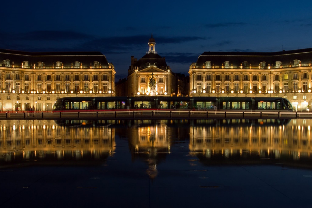 Miroir_deau_place_de_la_bourse_à_Bordeaux-scaled-cropped